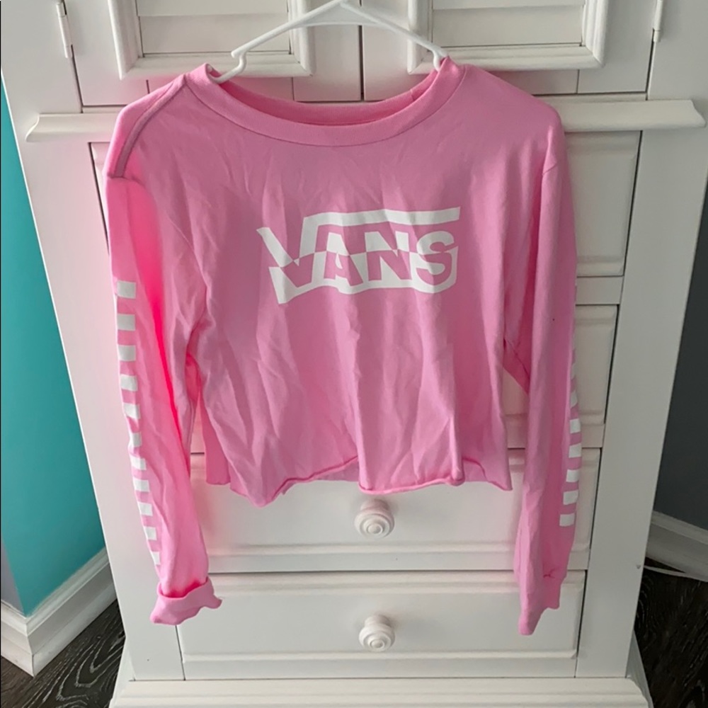 pink and white cropped T